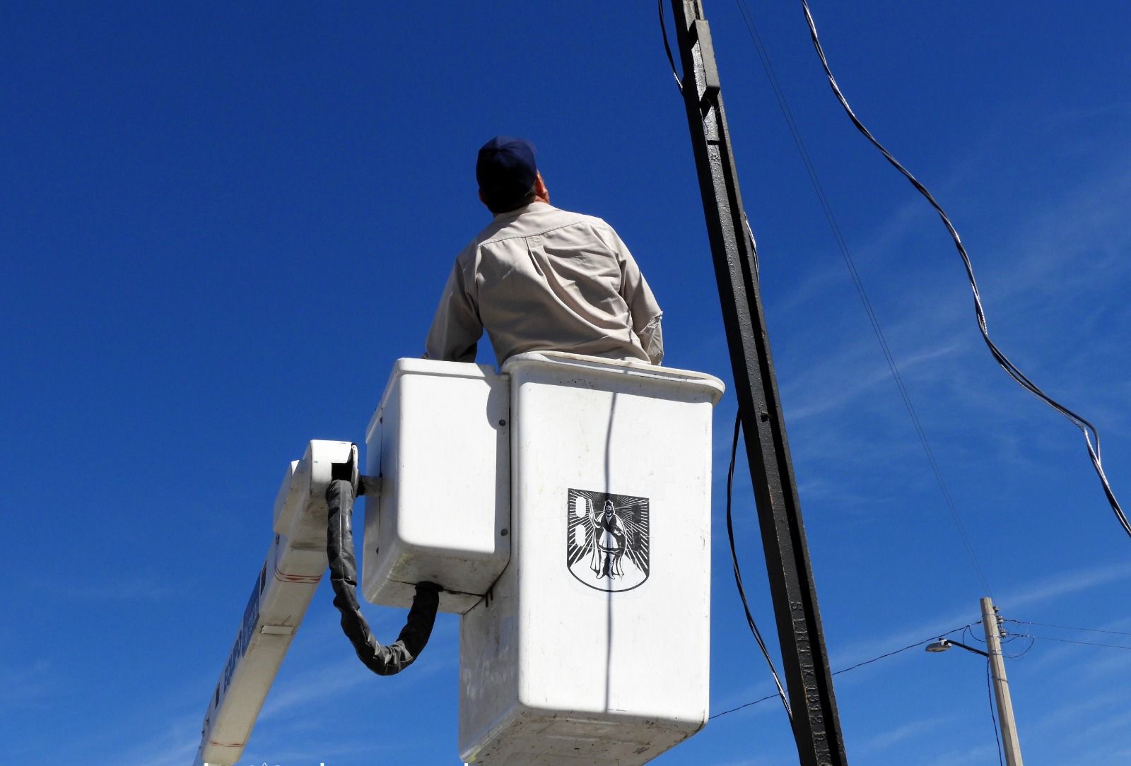 Sustituye luminarias dañadas en 23 colonias e instala nuevo alumbrado táctico en la Avenida Salk.