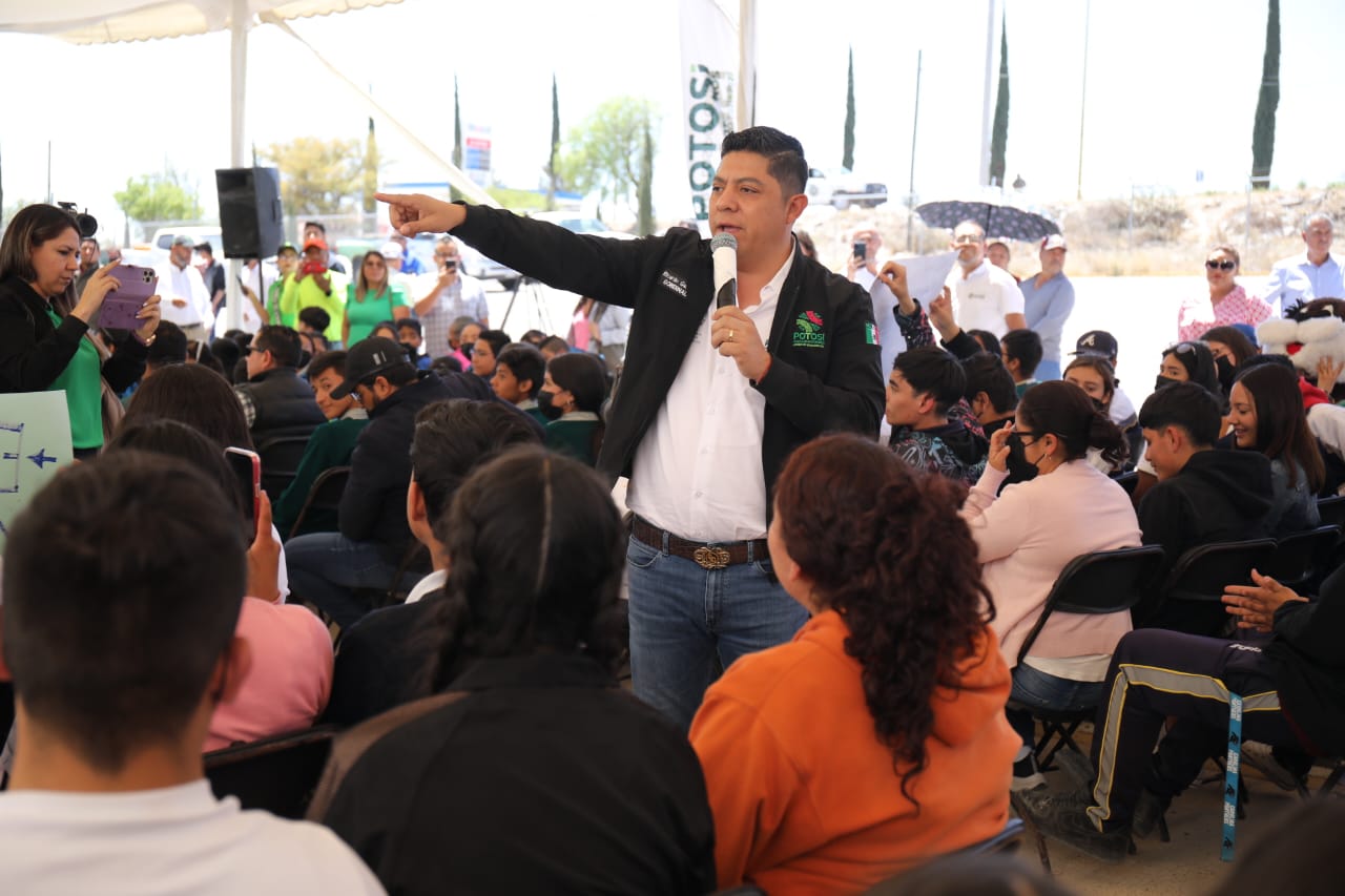 RICARDO GALLARDO SÍ TRABAJA POR IMPULSAR A LA EDUCACIÓN: DOCENTES Y MADRES DE FAMILIA