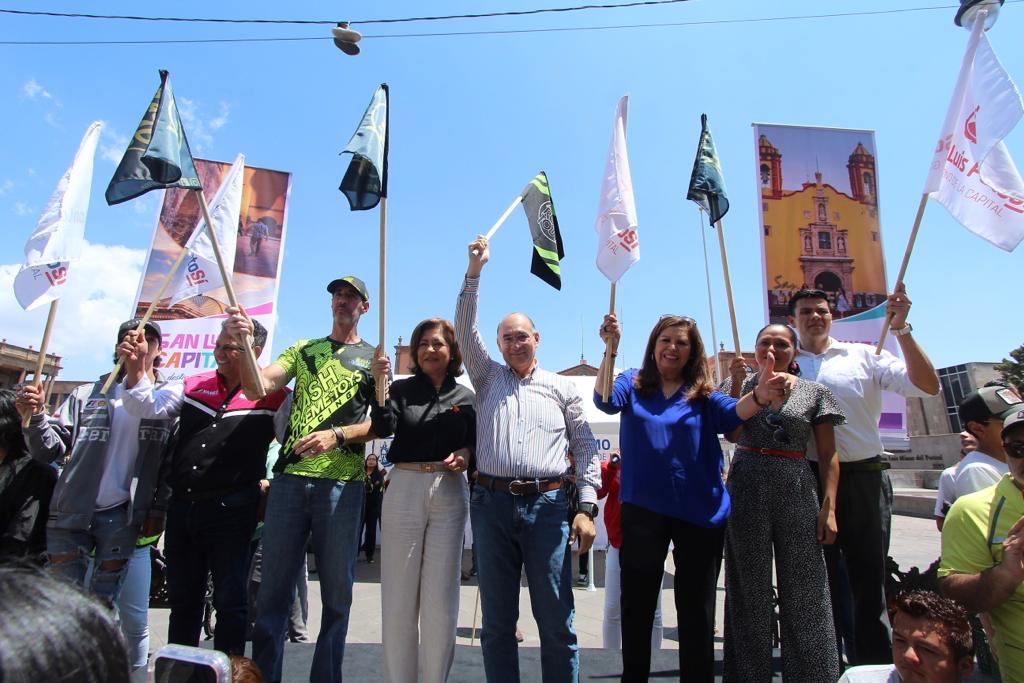 Más de 100 autos de alta gama recorren San Luis Capital en el Bash Road Tour