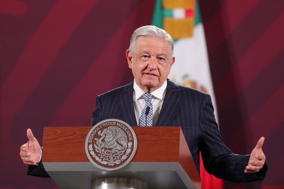 AMLO anuncia aumento salarial para docentes