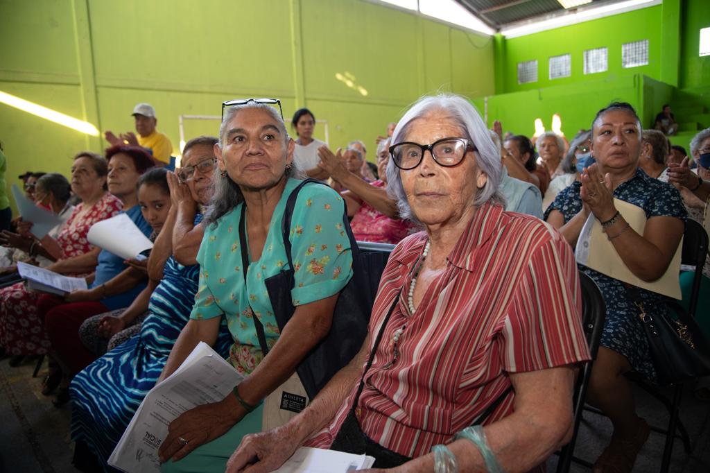 Más de 1,500 personas de la tercera edad son beneficiadas. Este martes, la edil visitará las colonias San Isidro, San Luis Uno y La Sierra.