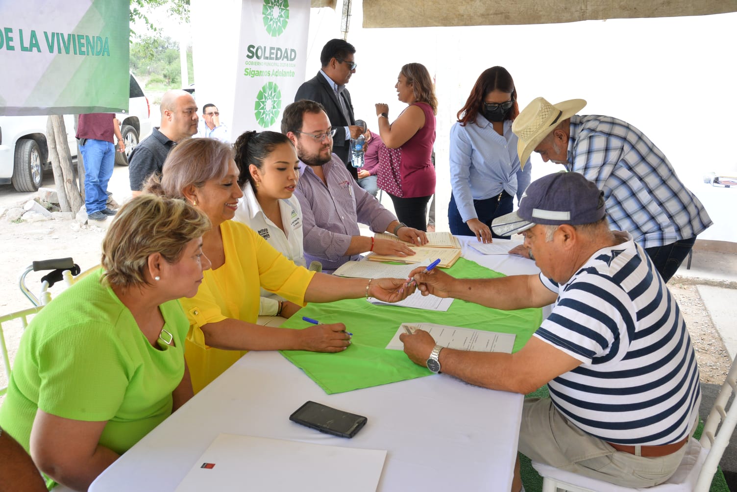 Leonor Noyola entrega firma de 14 escrituras patrimoniales en la colonia Genaro Vázquez