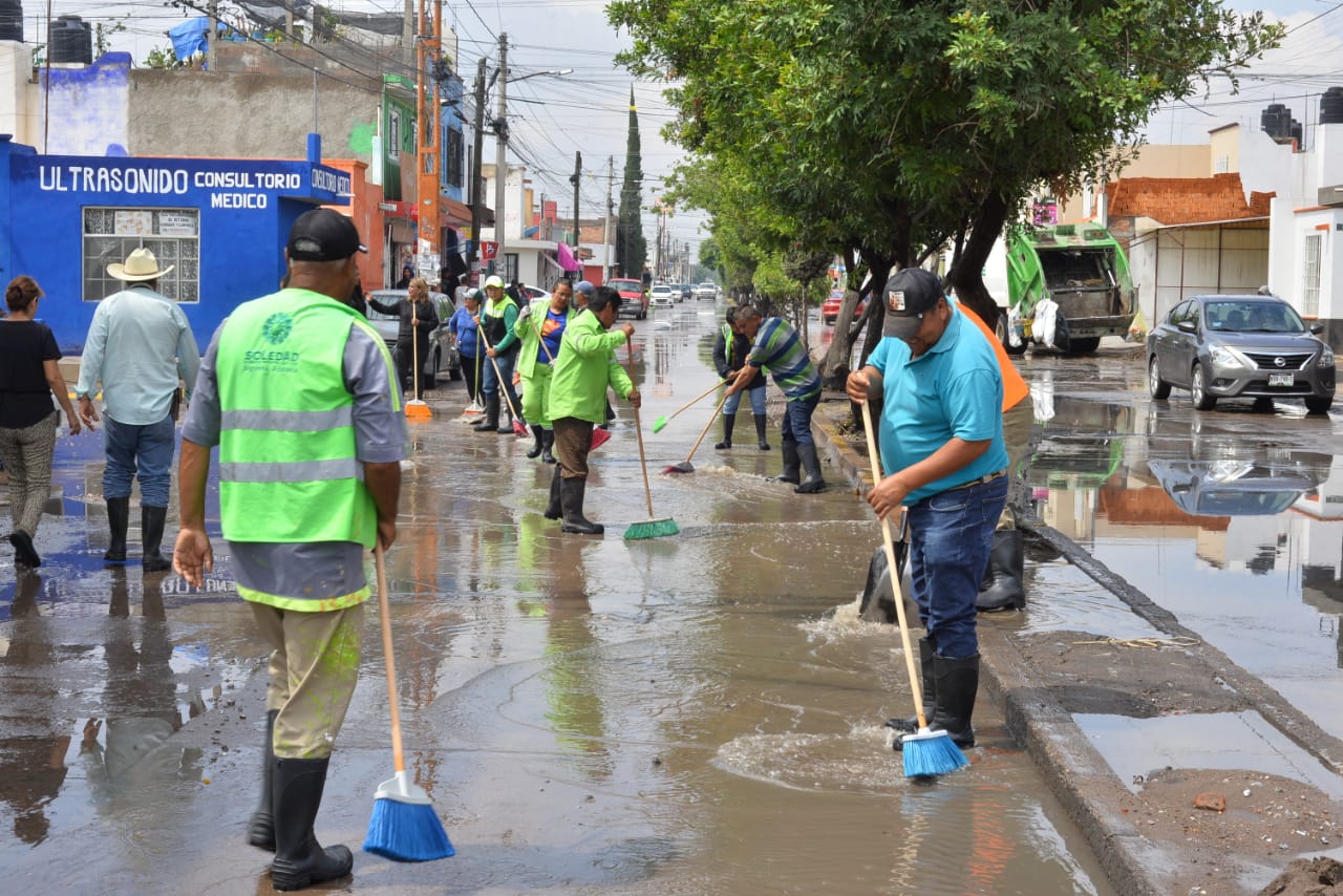 Desde las 7 de la mañana, cuadrillas operativas trabajan con motobombas, limpieza con maquinaria y manual, y otras acciones relevantes.