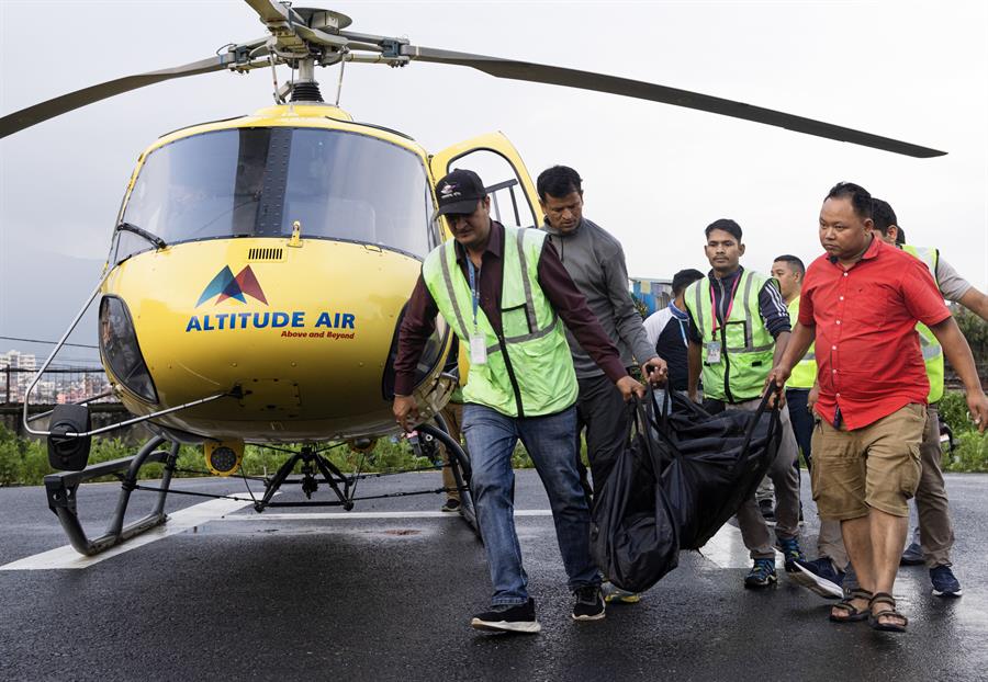 Mueren 5 mexicanos al estrellarse en helicóptero rumbo al Everest