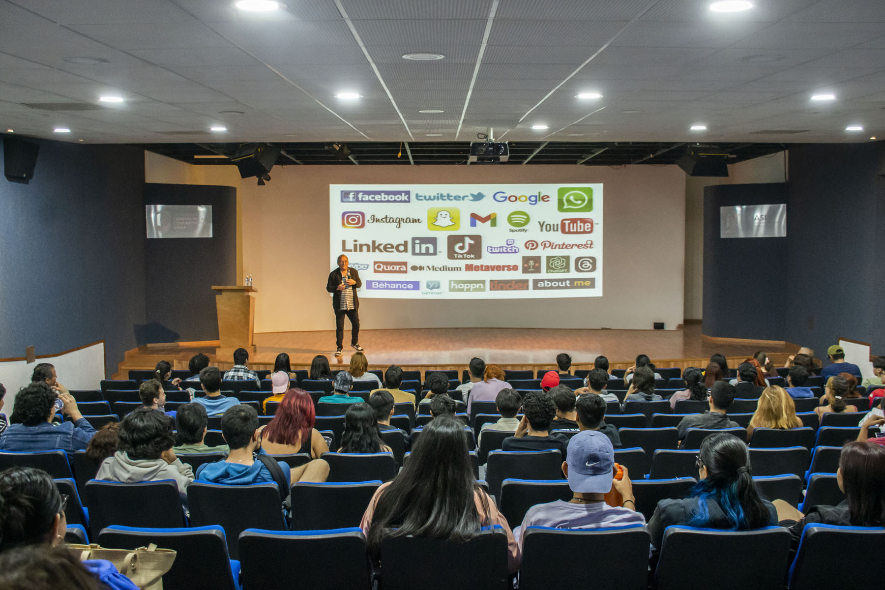 Arancibia señaló que las redes sociales profesionales, como LinkedIn, pueden ser utilizadas como plataformas de creación de currículum en línea.