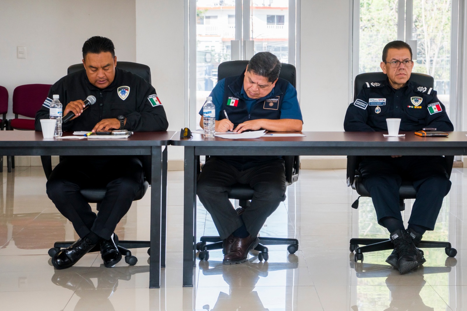 Destaca el aseguramiento de dos hombres señalados por ataque peligroso con arma de fuego y tres personas capturadas en posesión de droga.