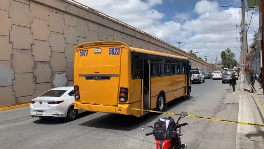 A raíz de una discusión entre conductores, tres personas fueron baleadas sobra la avenida Salvador Nava Martínez