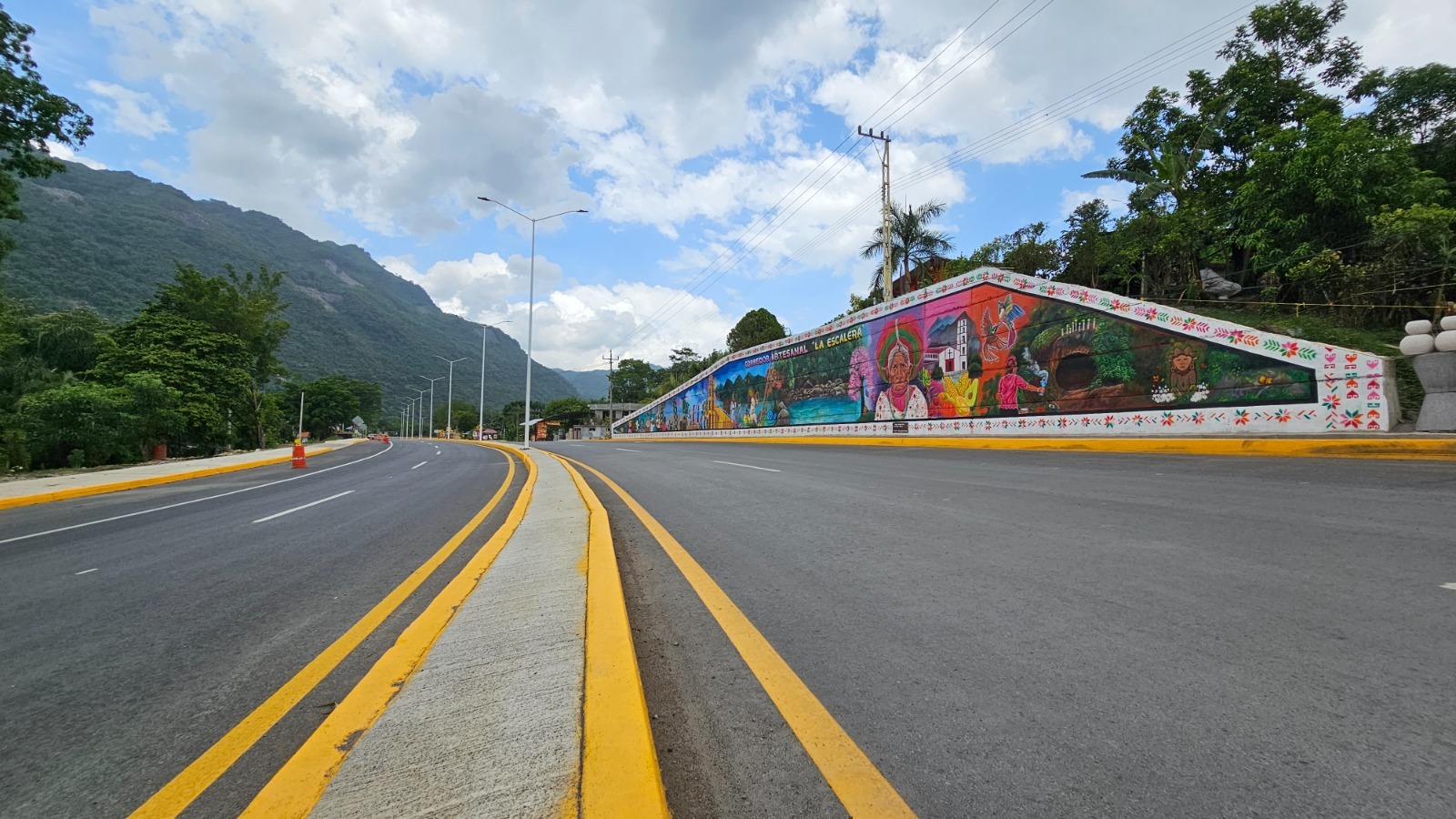 En Huehuetlán se ha consolidado una zona de atractivos naturales y comercial artesanal donde miles de visitantes