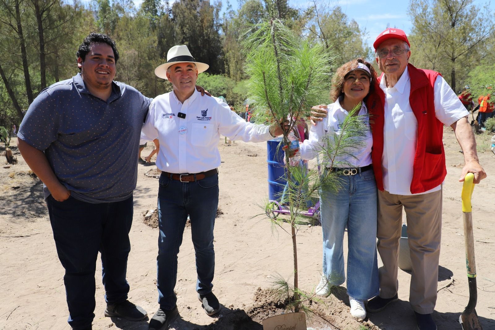 Presidenta del DIF, Estela Arriaga, señaló que cada bebé y cada árbol tienen la posibilidad de mejorar su entorno.