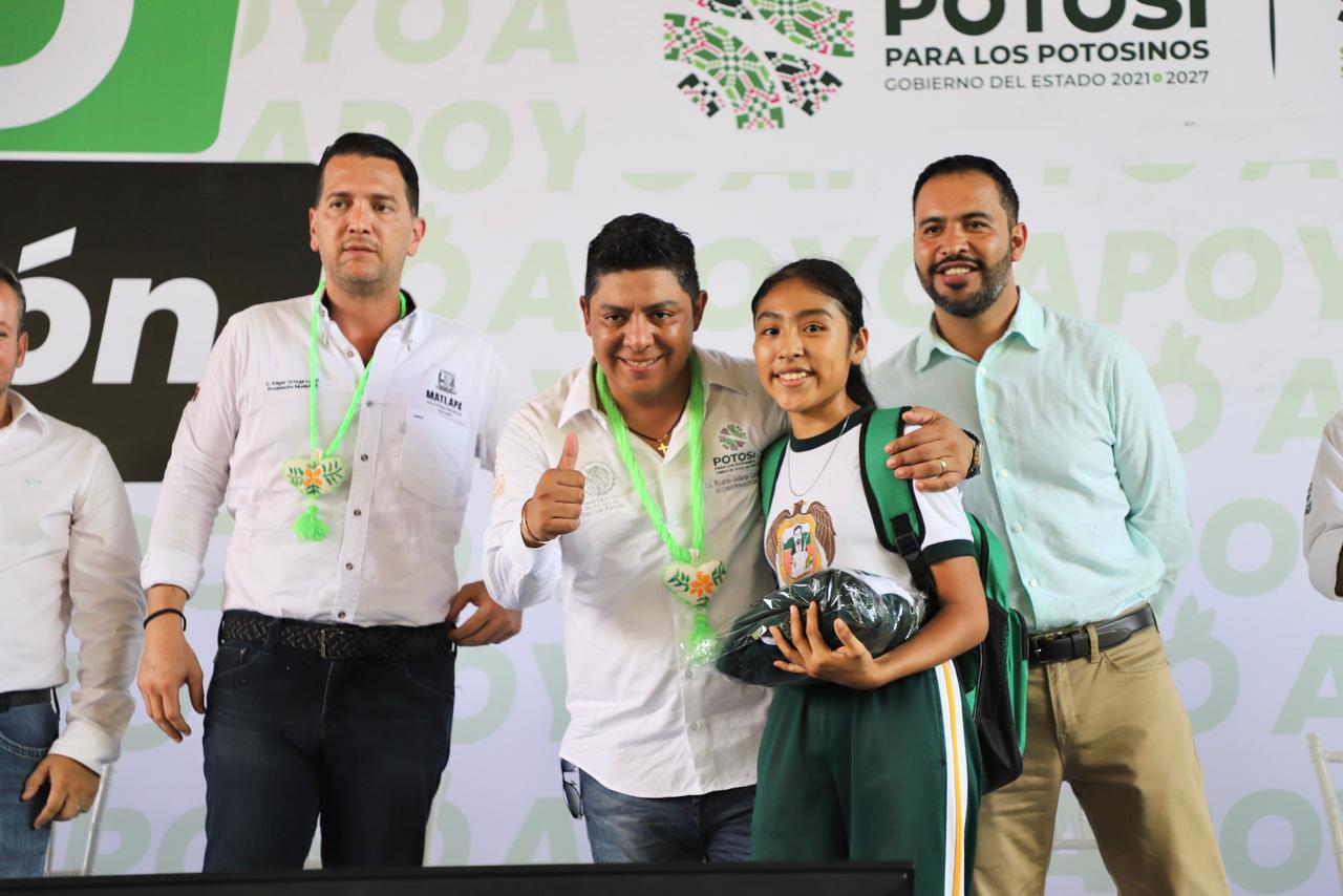 RICARDO GALLARDO ENTREGA APOYOS ESCOLARES A NIÑEZ DE MATLAPA