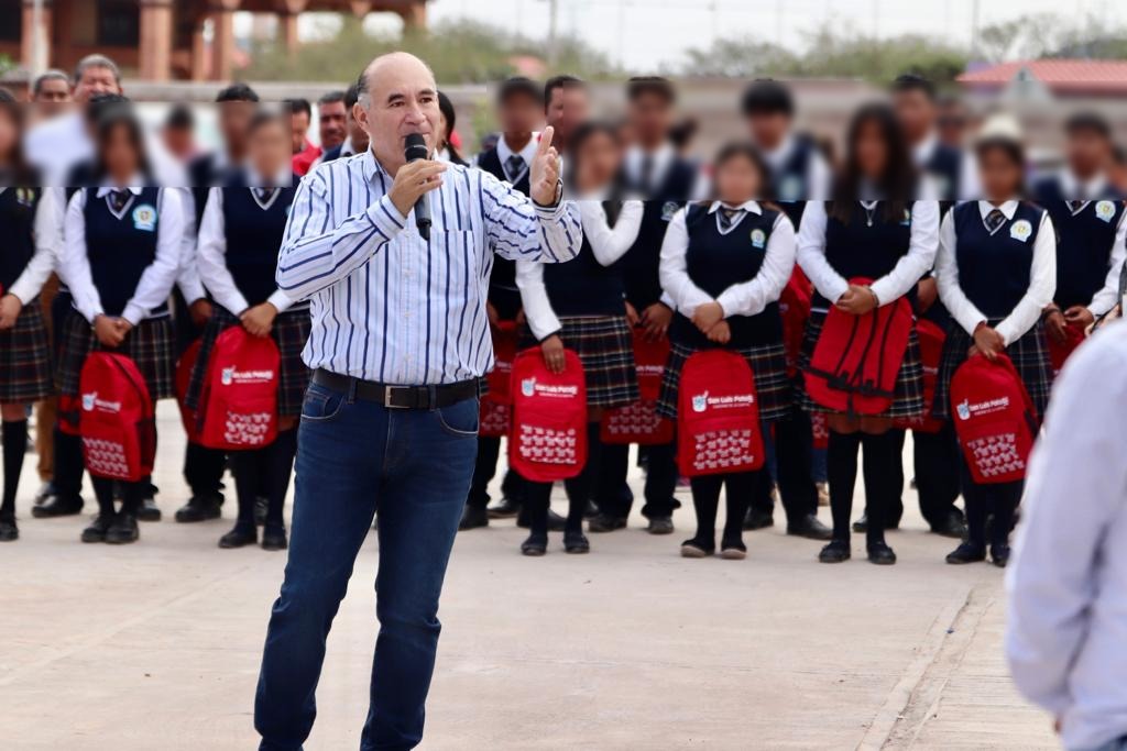 El Presidente Municipal instruyó incluir la Preparatoria Nicolás León en el padrón de escuelas municipales, que recibió los beneficios.