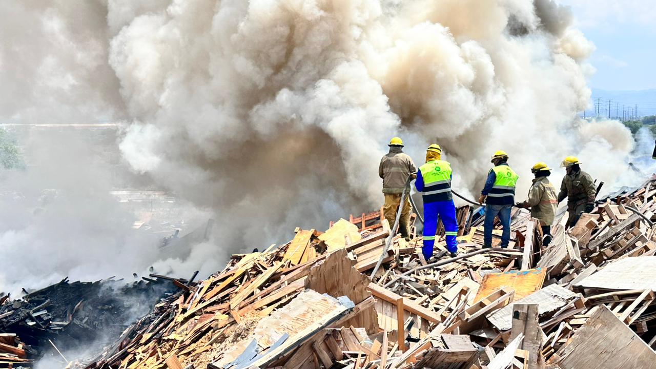 Protección Civil Estatal lleva 12 horas de trabajo para tratar de controlar el fuego, debido al material se ha complicado extinguirlo