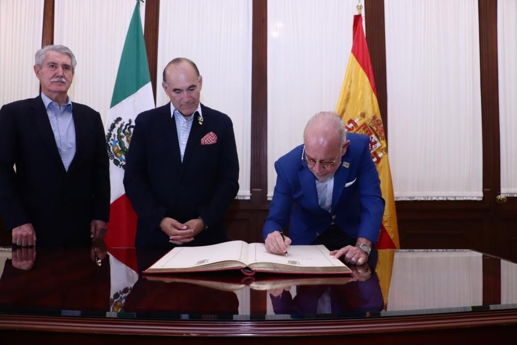 Alcalde Enrique Galindo da la bienvenido al cónsul Manuel Hernández