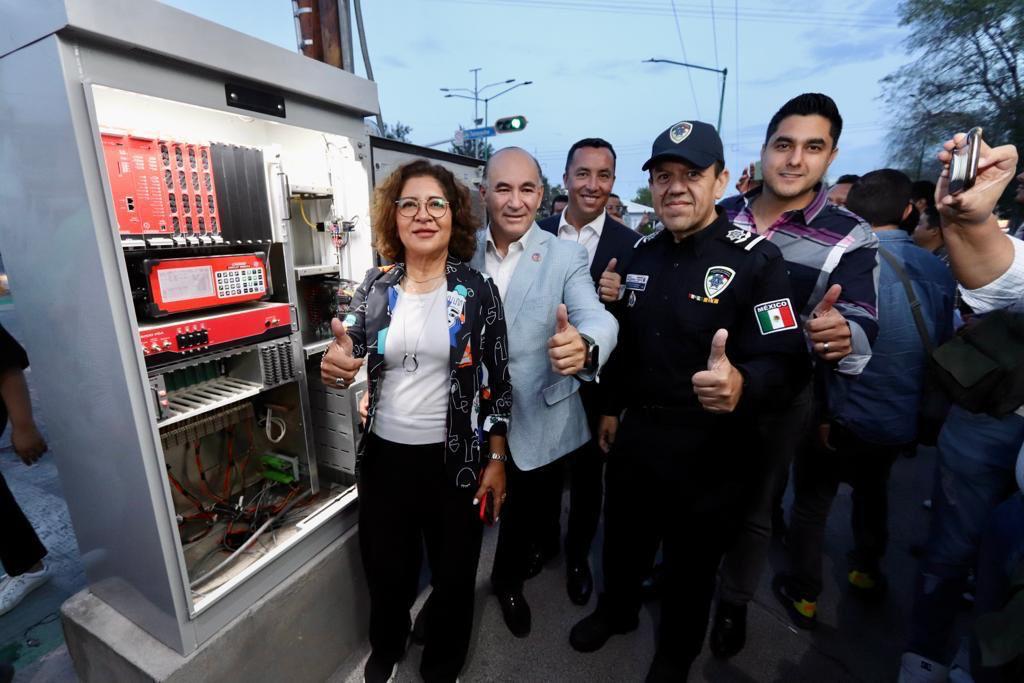 Los nuevos semáforos cuentan con sistema inteligente de adaptación al tráfico y monitores de la calidad del aire, explicó el titular de SSPC, Juan Antonio Villa.