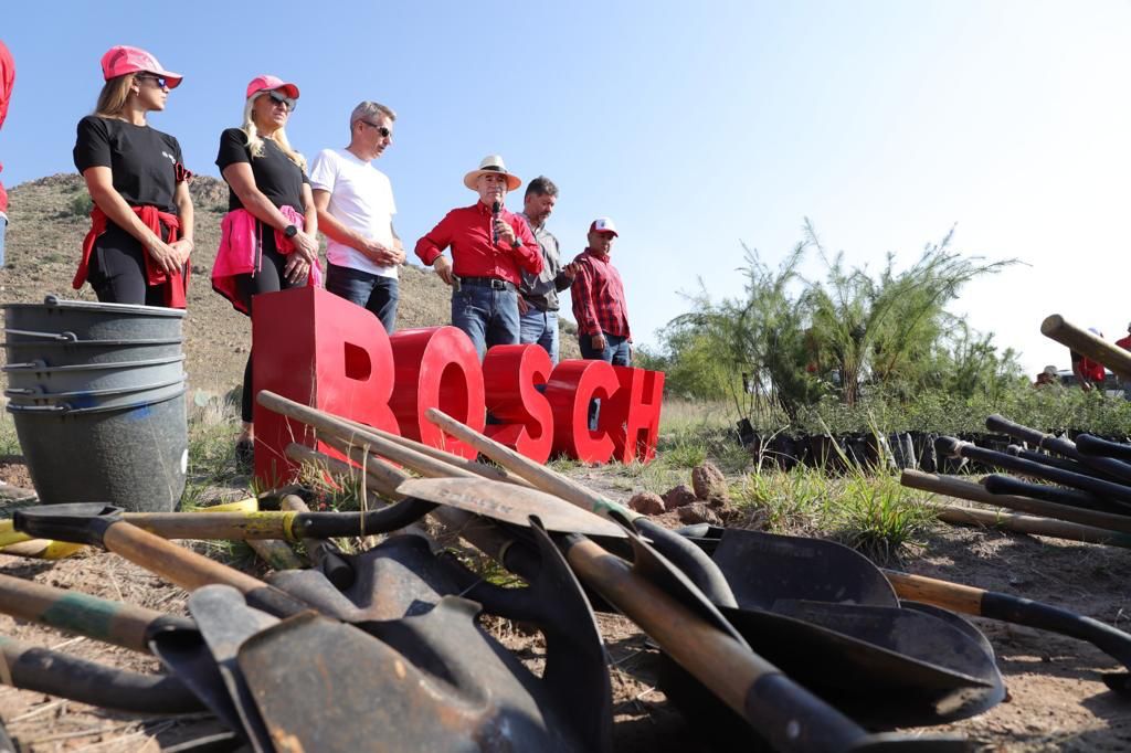 El Alcalde Enrique Galindo encabezó la plantación de árboles, realizada por trabajadores municipales y de la compañía.