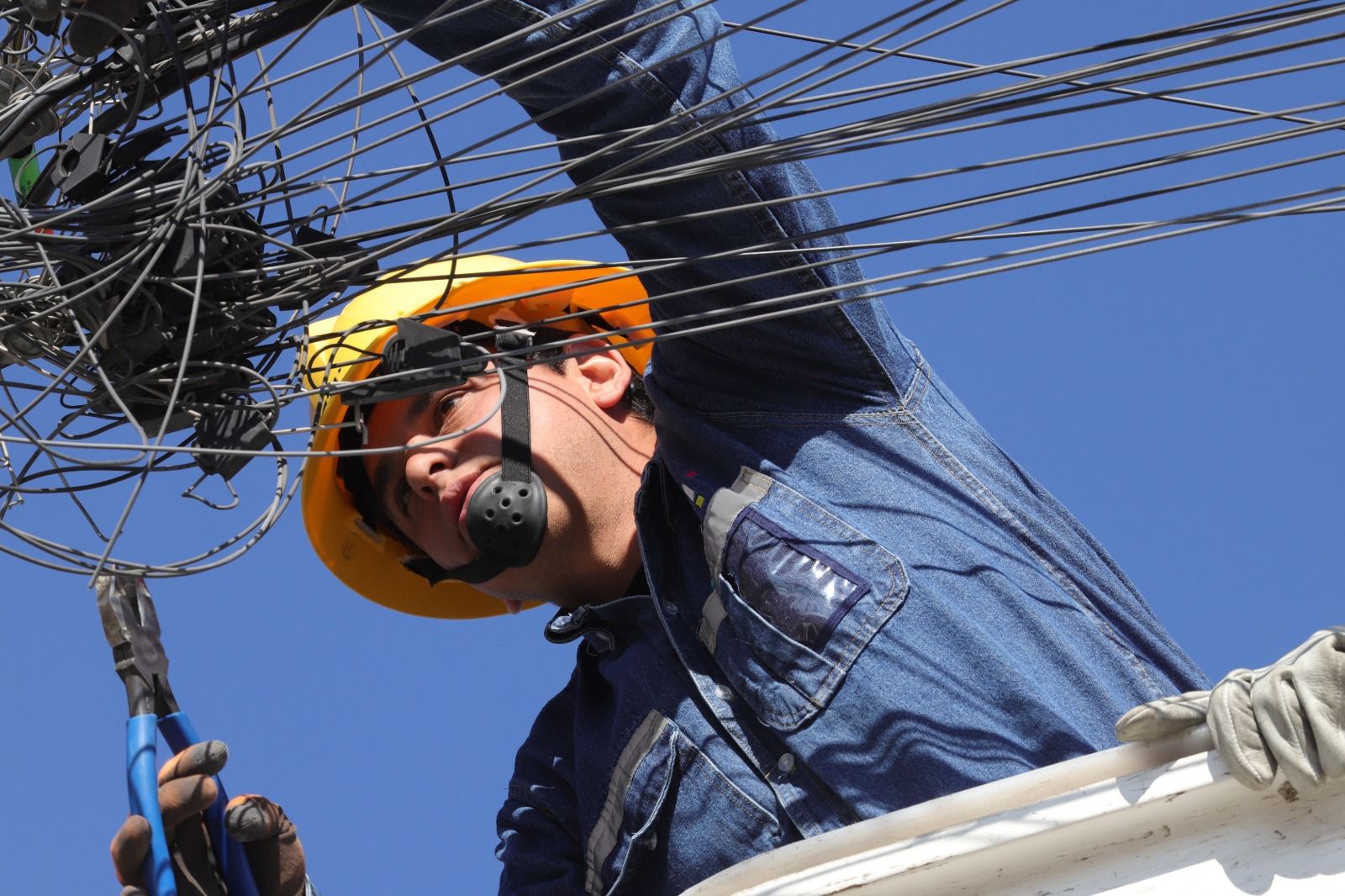 Ayuntamiento e Izzi acuerdan retiro de cableado, para disminuir la contaminación visual