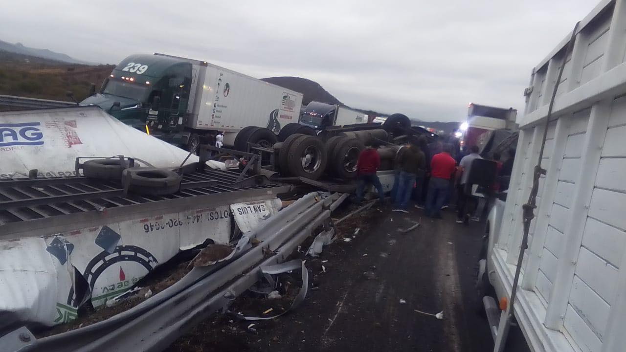 Operador de trailer sale ileso tras volcadura en la 57