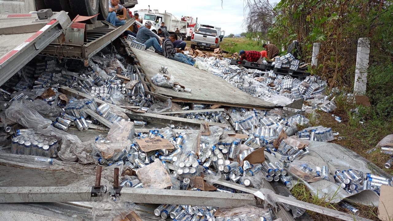 Rapiña por volcadura de camión de cerveza en la SLP-Rioverde