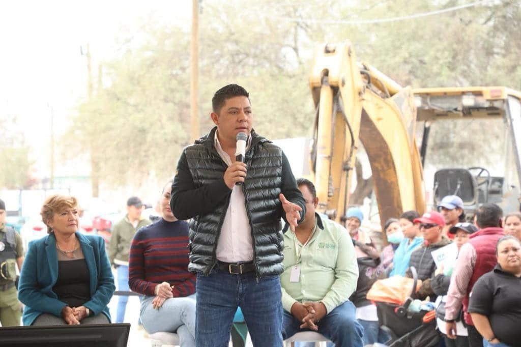 RICARDO GALLARDO INICIA LA PAVIMENTACIÓN DE SIETE CALLES EN LAS FLORES