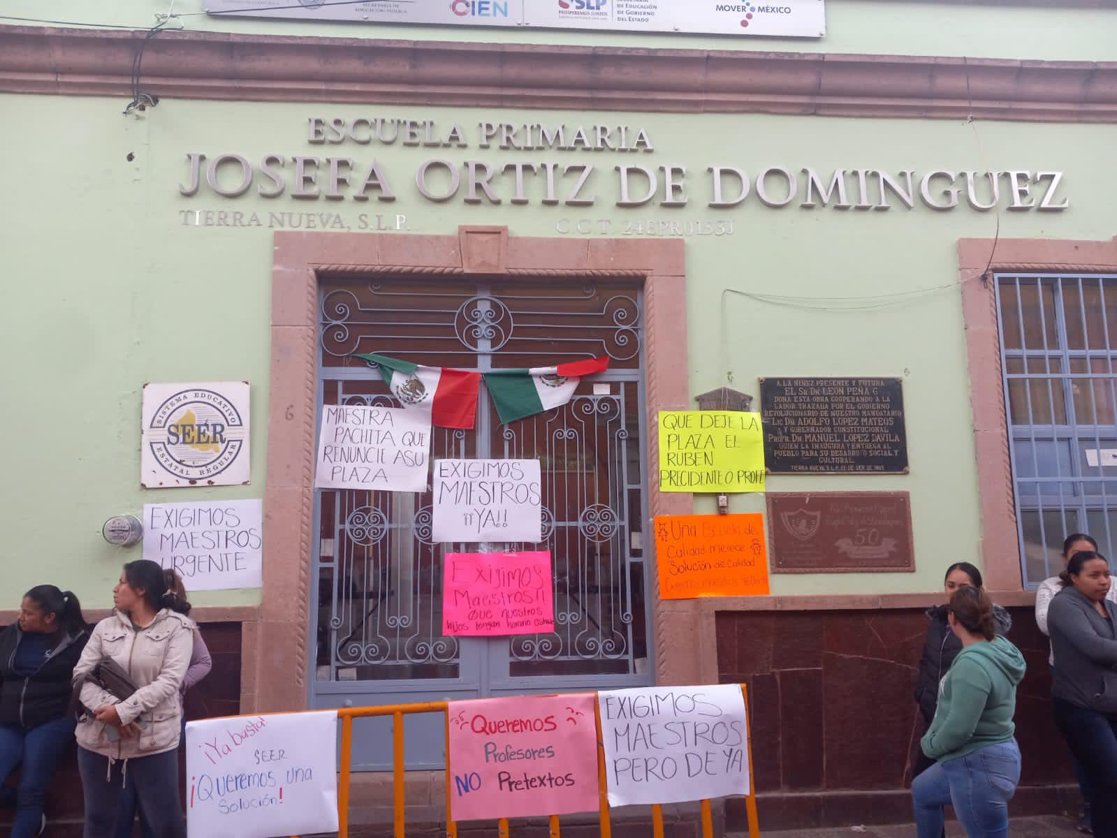 Toman escuela en Tierra Nueva por falta de profesores