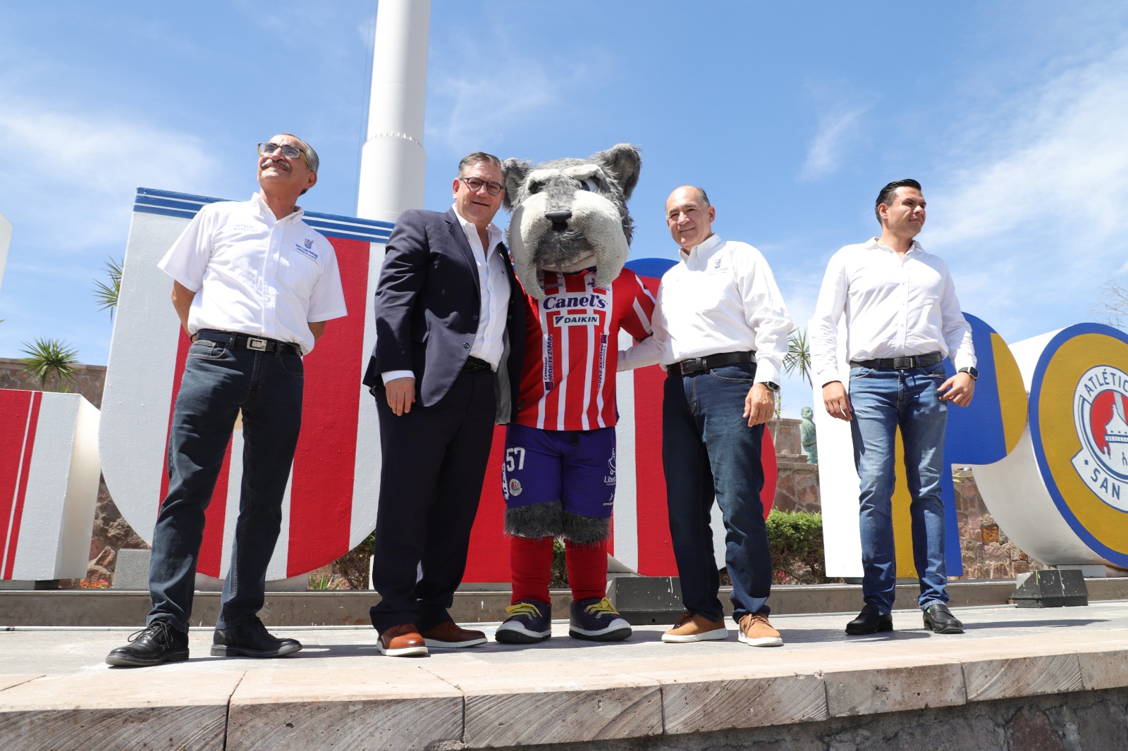 Enrique Galindo reconoce la importancia del equipo de casa, quienes se tomaron la foto oficial en las letras del asta bandera.