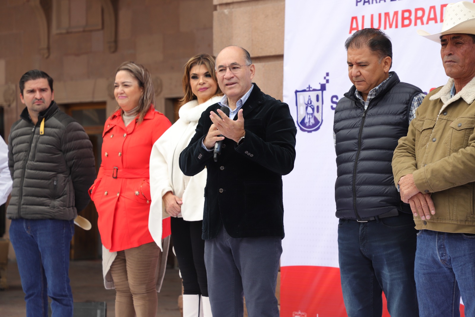 Enrique Galindo nuevo lote de luminarias y equipo; anuncia que se instalará moderno alumbrado en la Alameda y en el Parque de Morales.