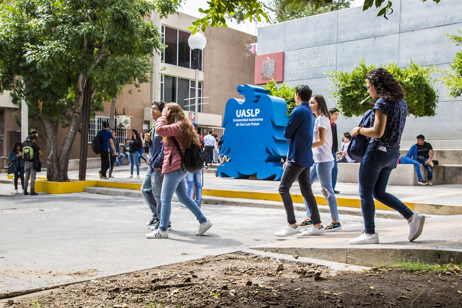 Villafuerte insistió en que los "trabajadores de abajo" de la UASLP y el Poder Judicial,  nunca han tenido un trato digno