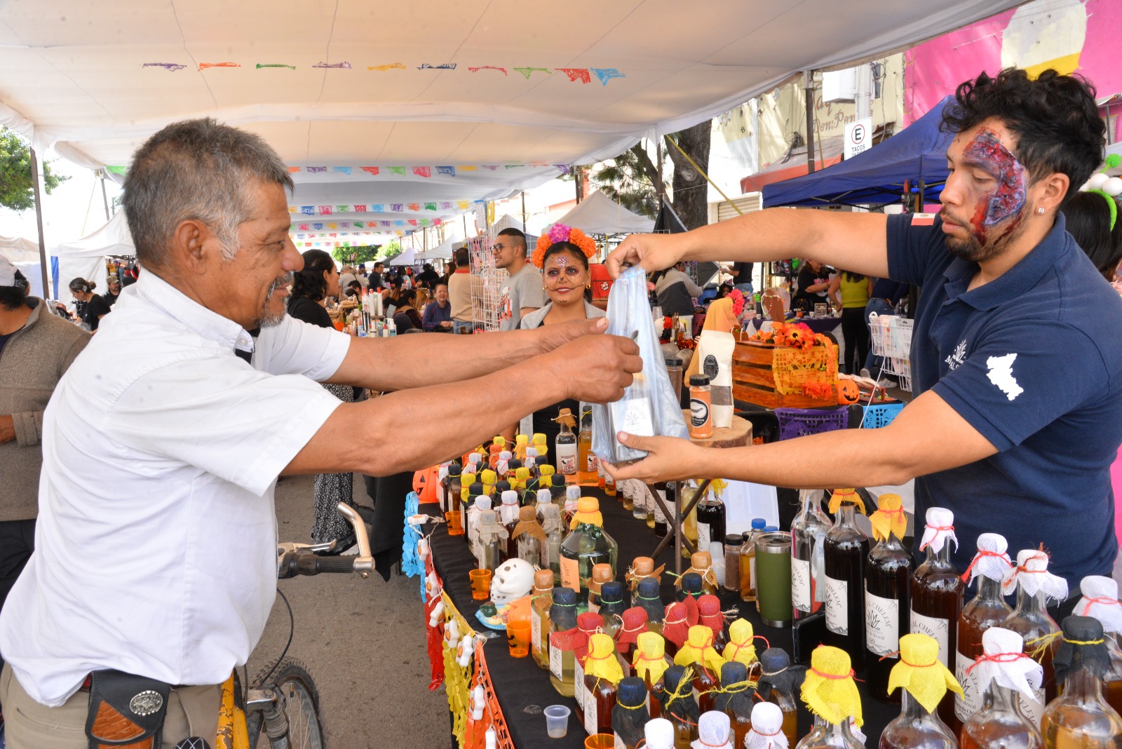 Una edición más de Mercadito de Emprendedores se realiza en la Plaza principal de Soledad de Graciano Sánchez