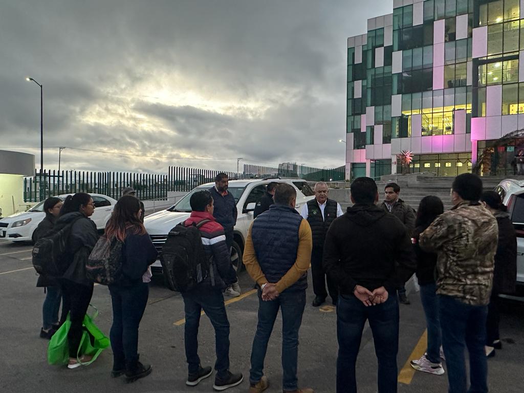 Personal médico, de enfermería, paramédicos, de epidemiología y de la Coepris, se trasladaron la mañana de este viernes a Guerrero.