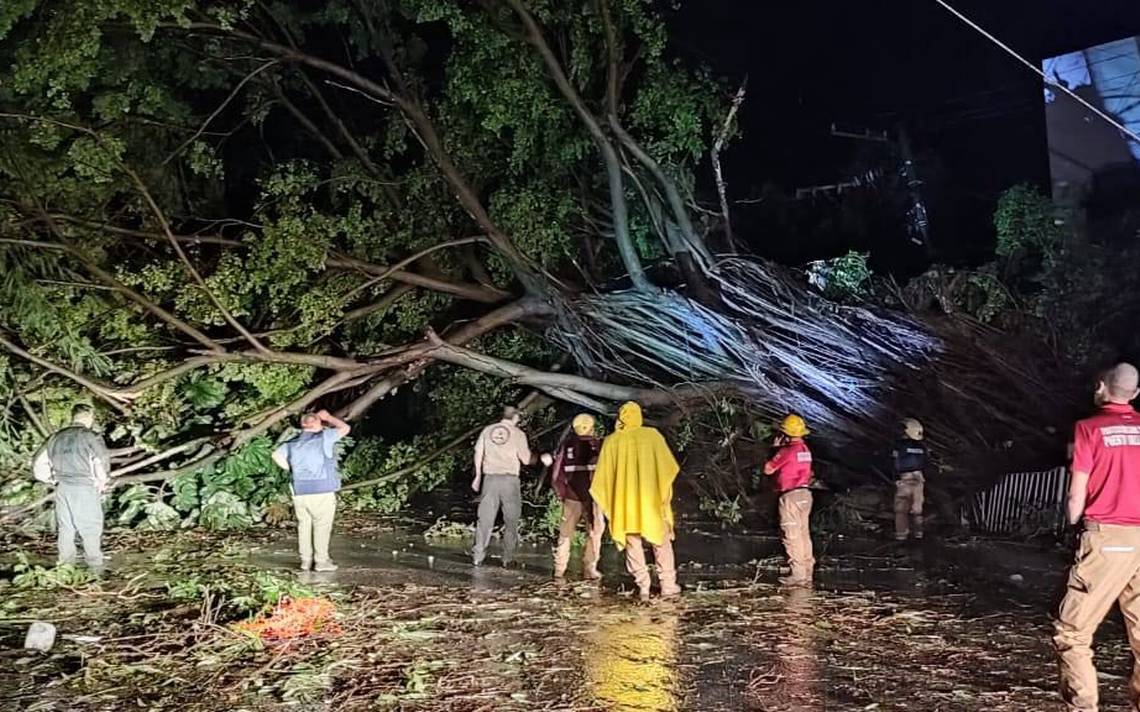 Suman cinco muertos por el paso de Lidia y Max en México