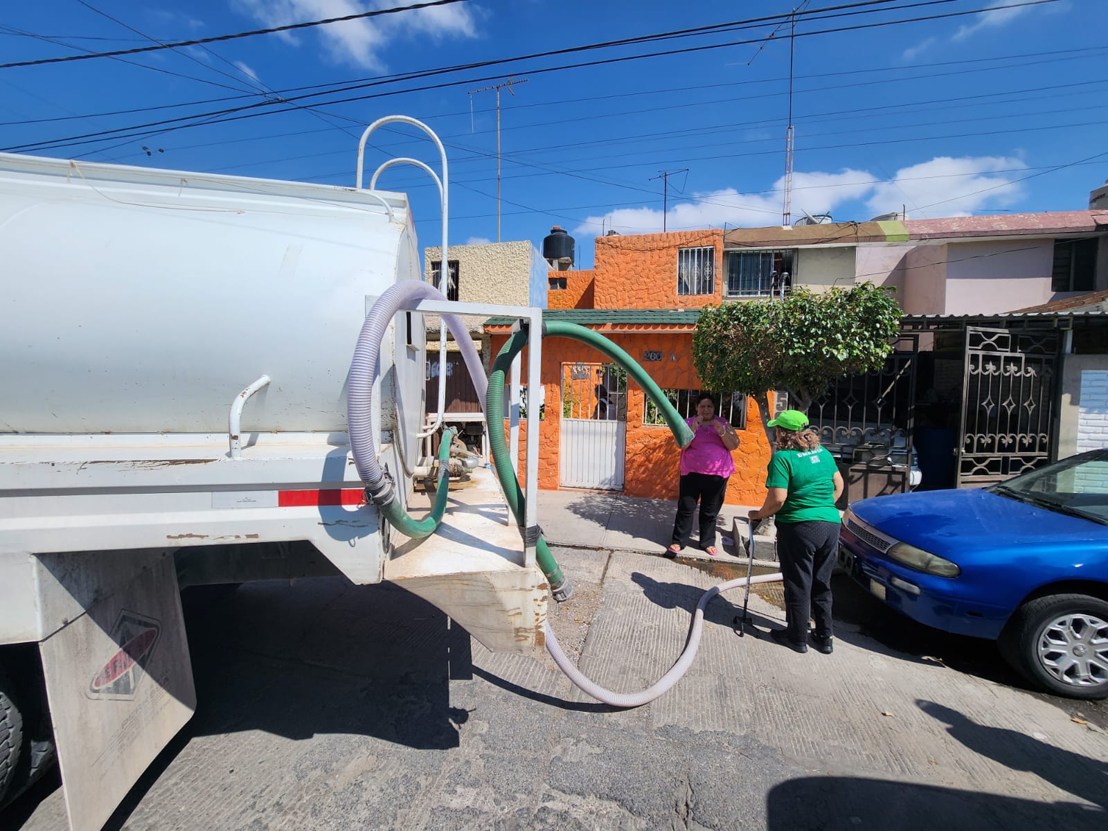 Esta mañana, visitó domicilios de las colonias Los Fresnos y Textil para dotar de este recurso vital a las familias