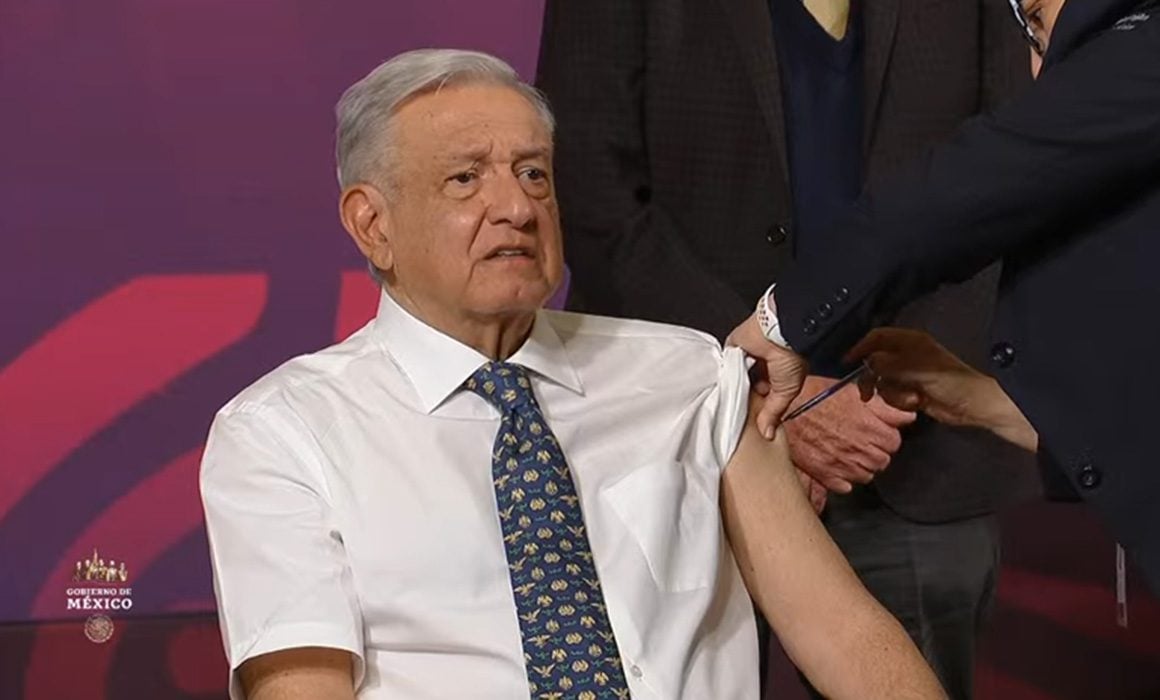 AMLO recibe dosis contra influenza estacional y COVID-19