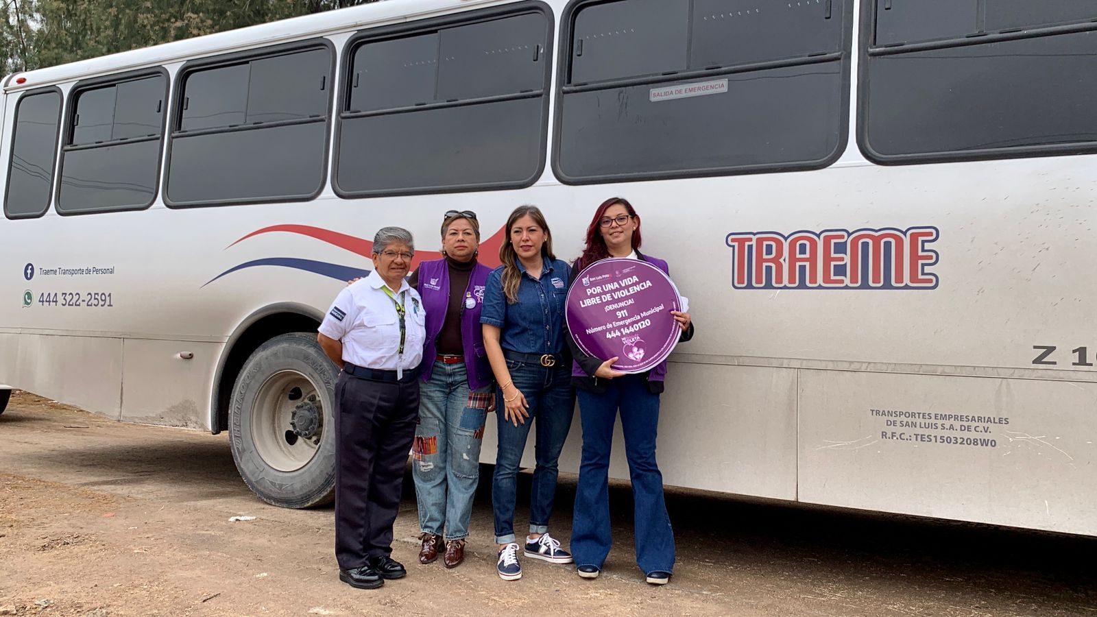 Los stickers contienen los números de emergencia y forman parte de la estrategia Mi Brigada Violeta.