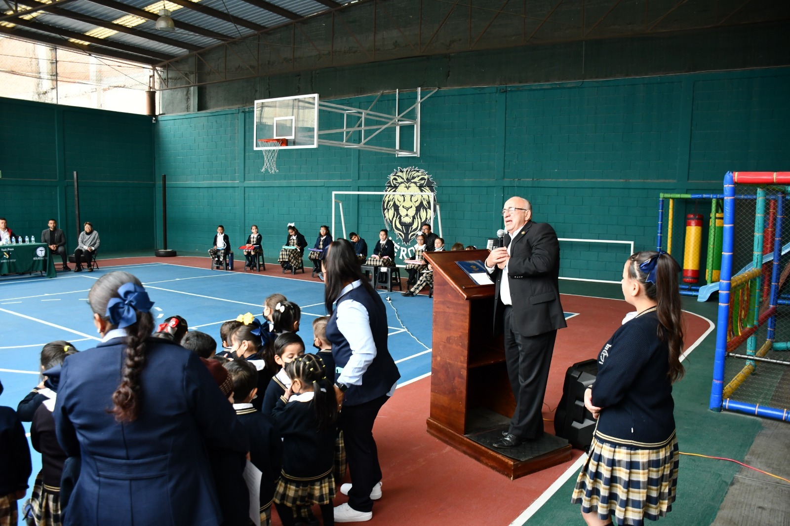 El Gobierno del Estado, a través de 447 escuelas públicas y privadas del SEER, implementa el programa de becas en educación básica