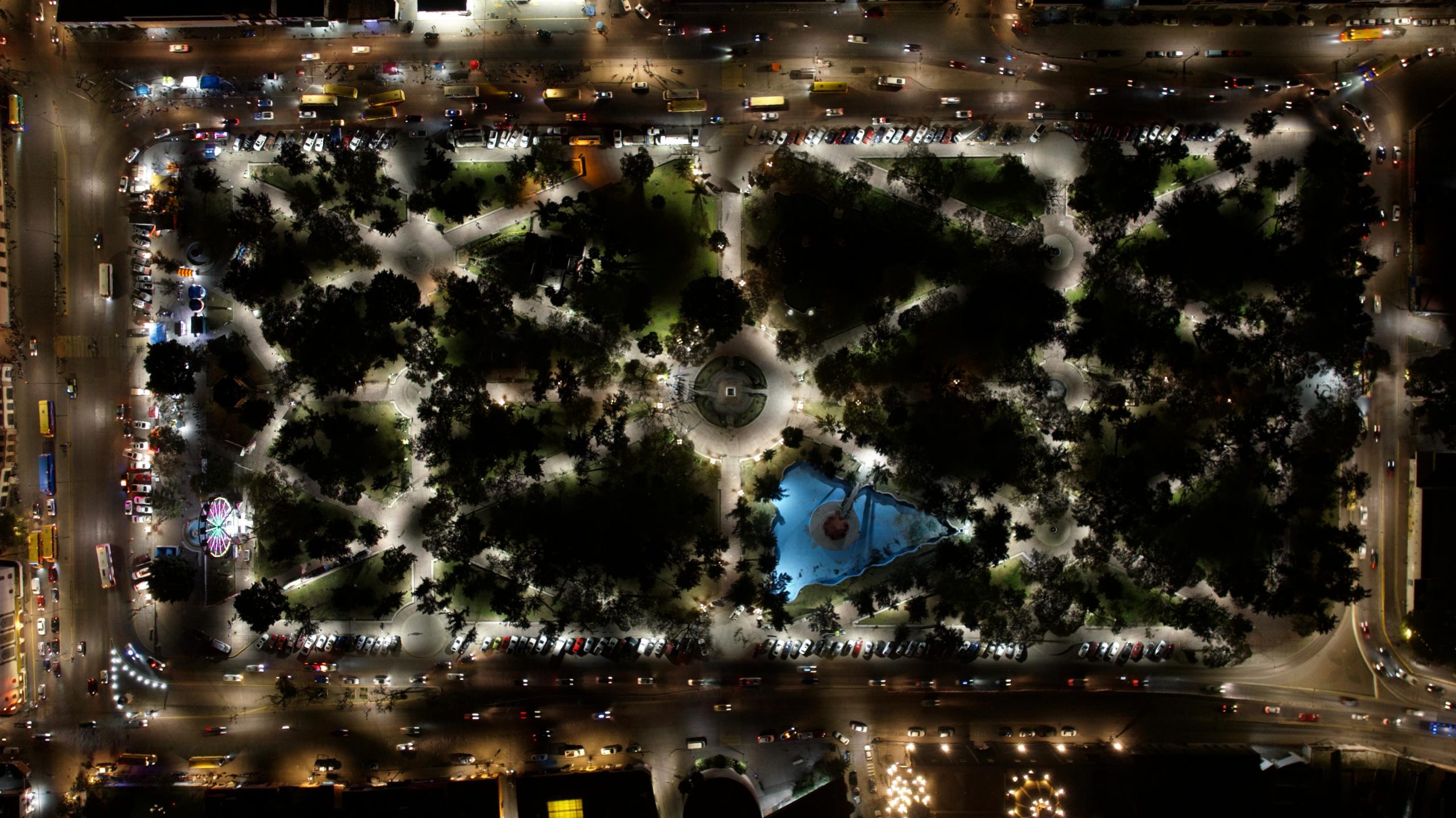 El Alcalde Enrique Galindo encendió la iluminación, que abarca todo este espacio icónico de San Luis Capital.