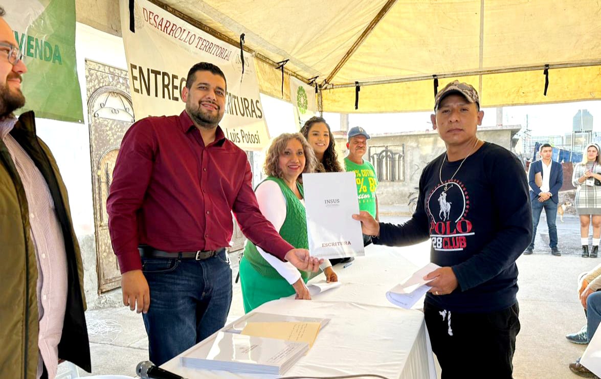 Leonor Noyola encabezó la entrega a las y los legítimos propietarios de sus predios y viviendas, en conjunto con Gobierno federal.