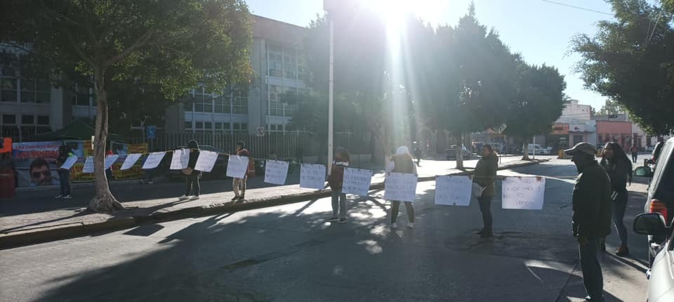 Esta mañana un grupo de familiares de internos del Centro de Reinserción Social de la Pila, se manifestaron bloqueando el paso frente a la Fiscalía