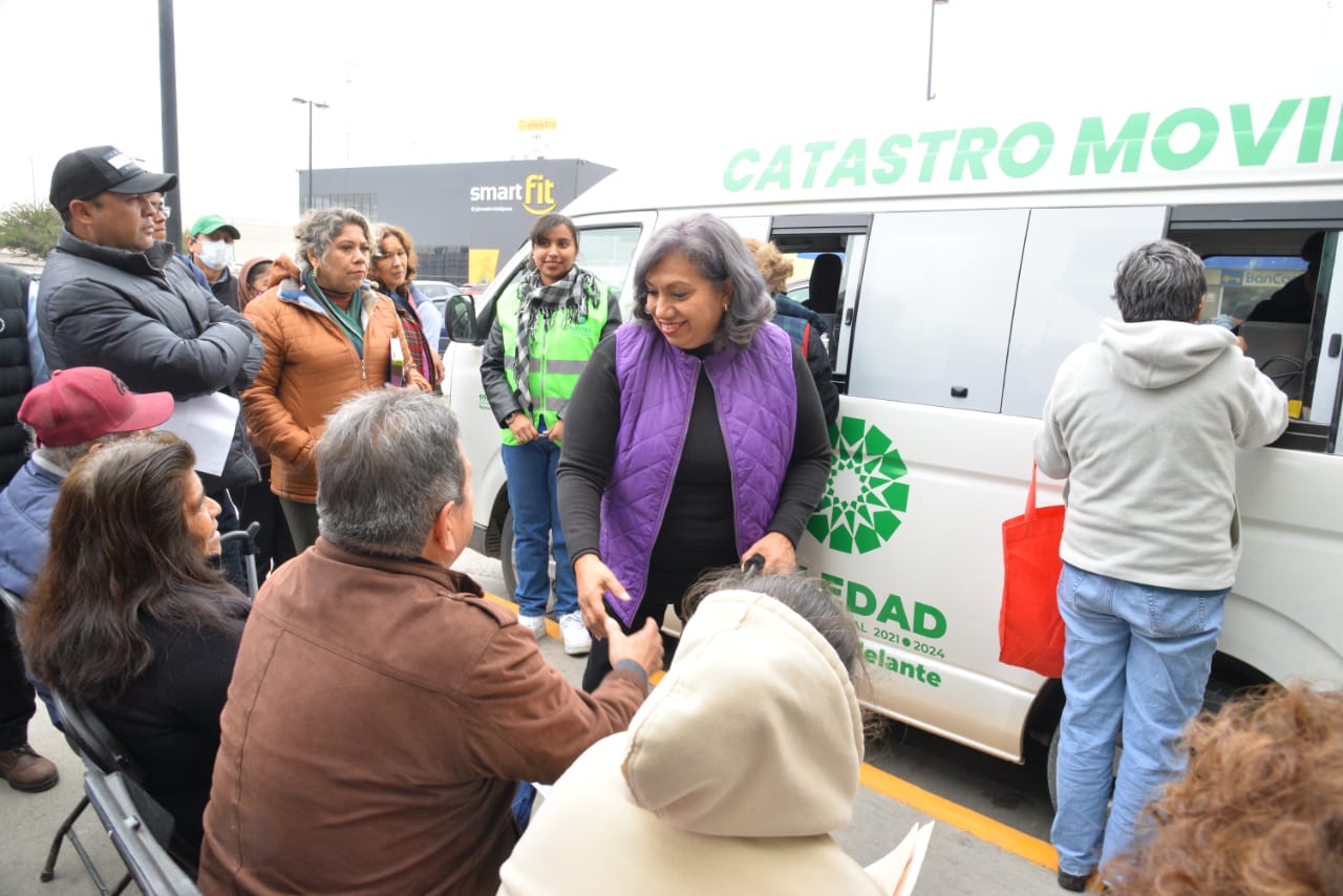   De manera personal, la edil acudió a cada uno de los puntos de cobro; dialogó con la población y supervisó la rapidez y eficacia de la campaña.