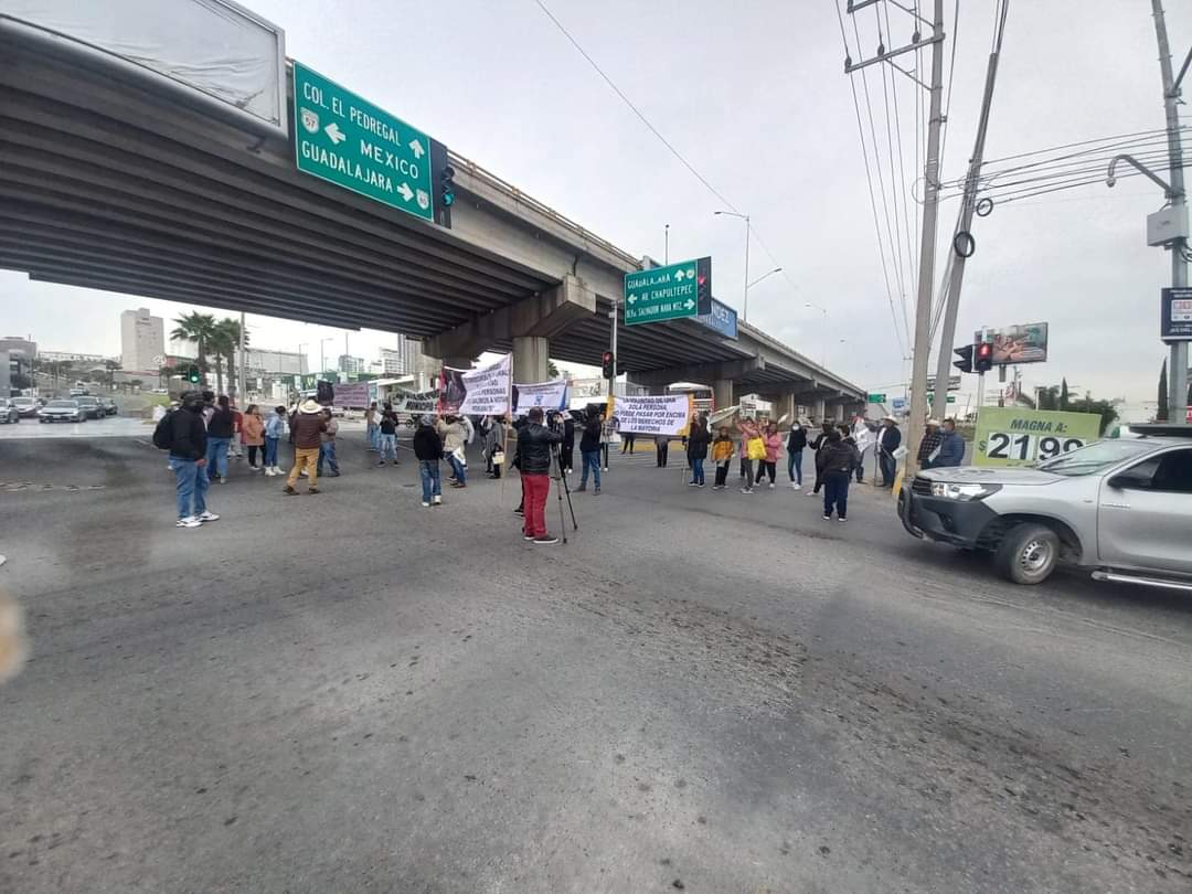 Esta mañana un grupo de habitantes de Villa de Pozos se manifestó en las inmediaciones del Poder Judicial de la Federación