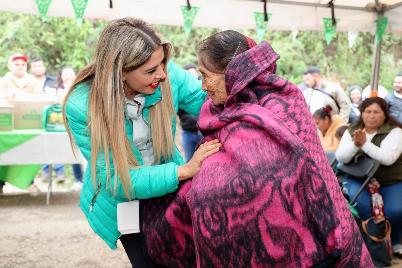 El Sistema Estatal para el Desarrollo Integral de la Familia, entregó ropa abrigadora a personas adultas mayores