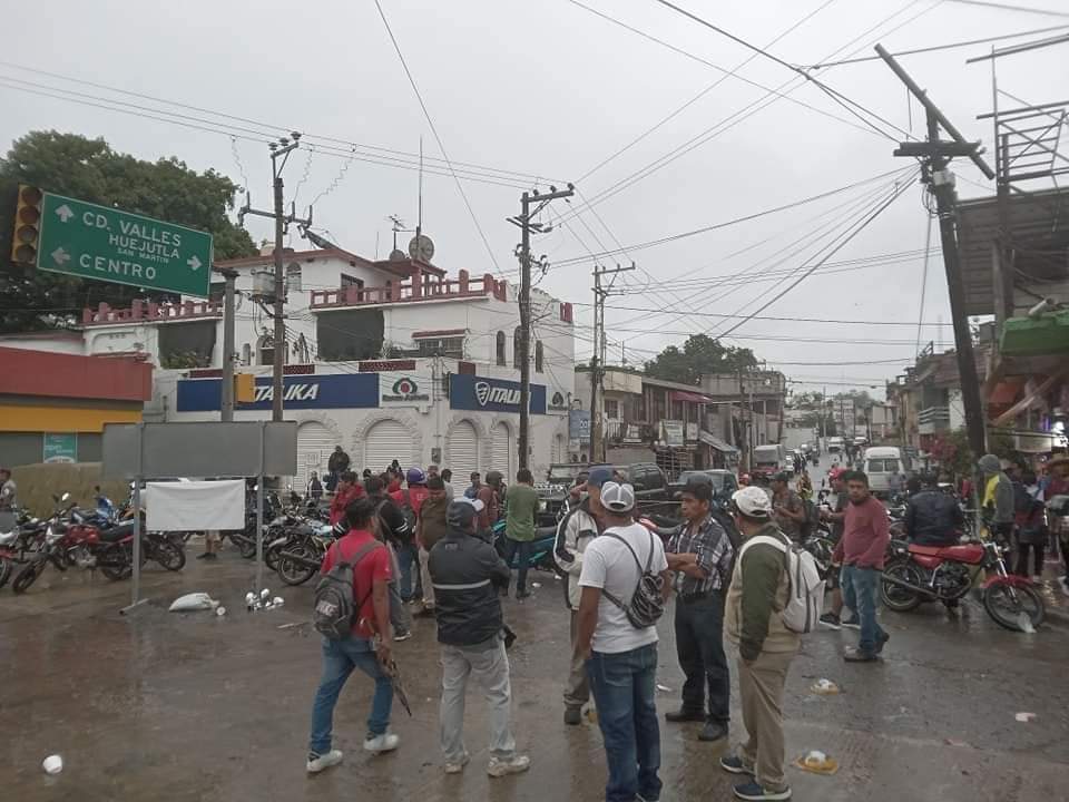 Bloqueos en Tamazunchale por habitantes de la Sierra de Santiago