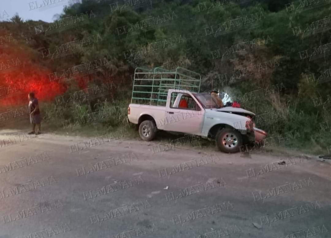 Un aparatoso choque ocurrido la madrugada de este jueves, dejó un saldo de dos personas prensadas.