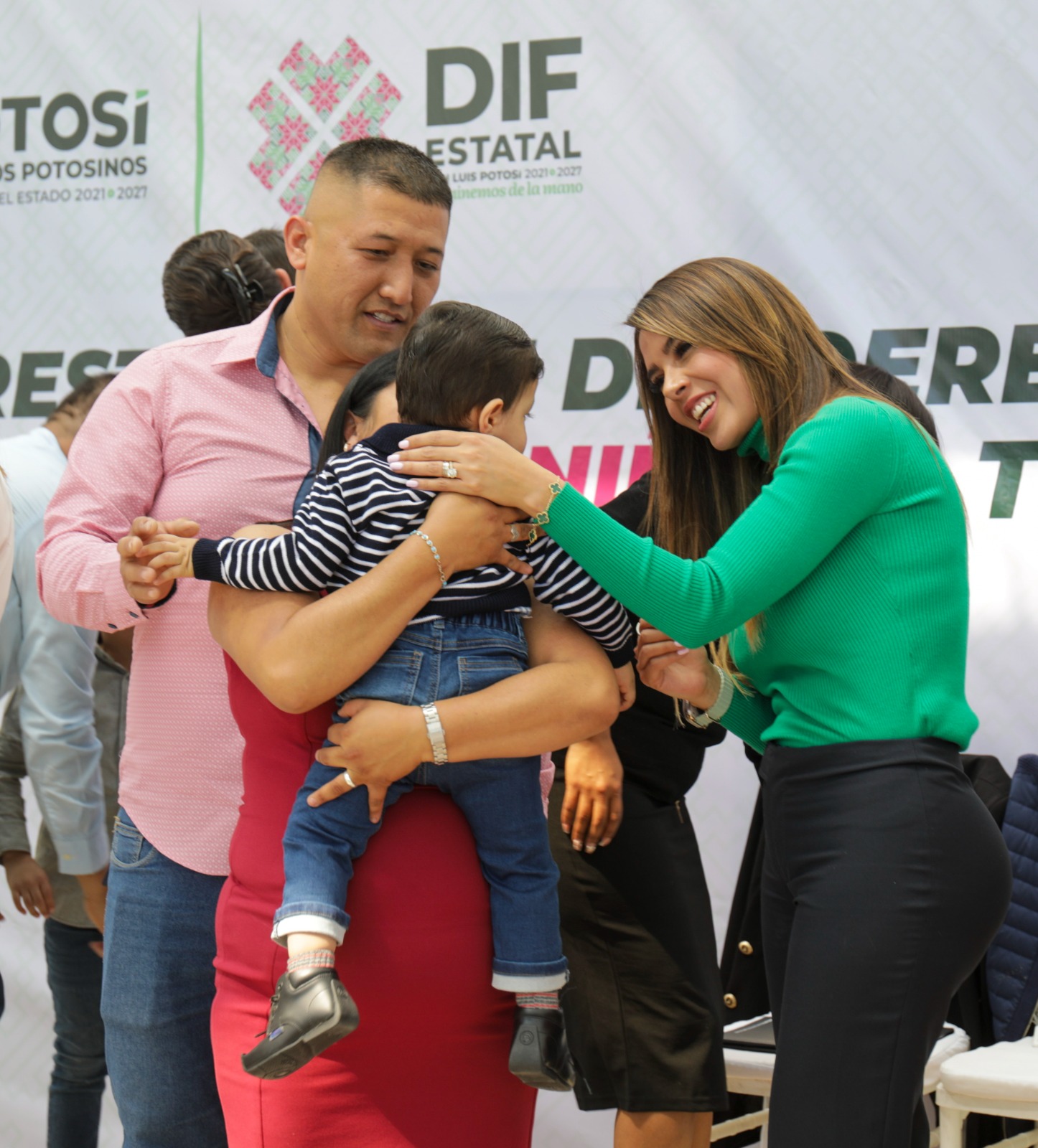 Luego de la entrega de menores en adopción, las nuevas familias agradecieron el apoyo y el proceso de acompañamiento del Gobierno del Estado