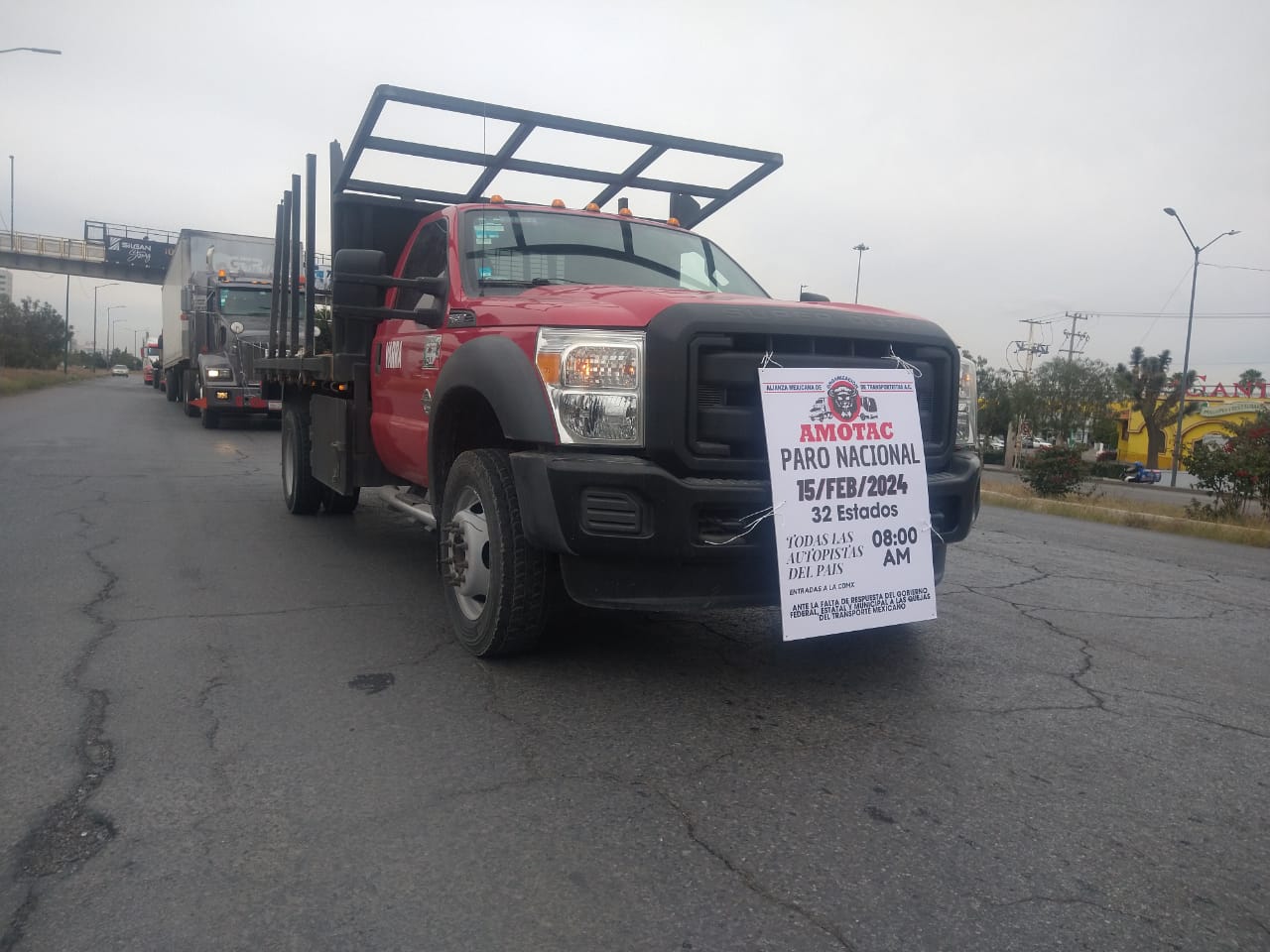 Trabajadores de la AMOTAC bloquearon la carretera 57 con dirección a Querétaro en protesta por la inseguridad que viven en las carreteras