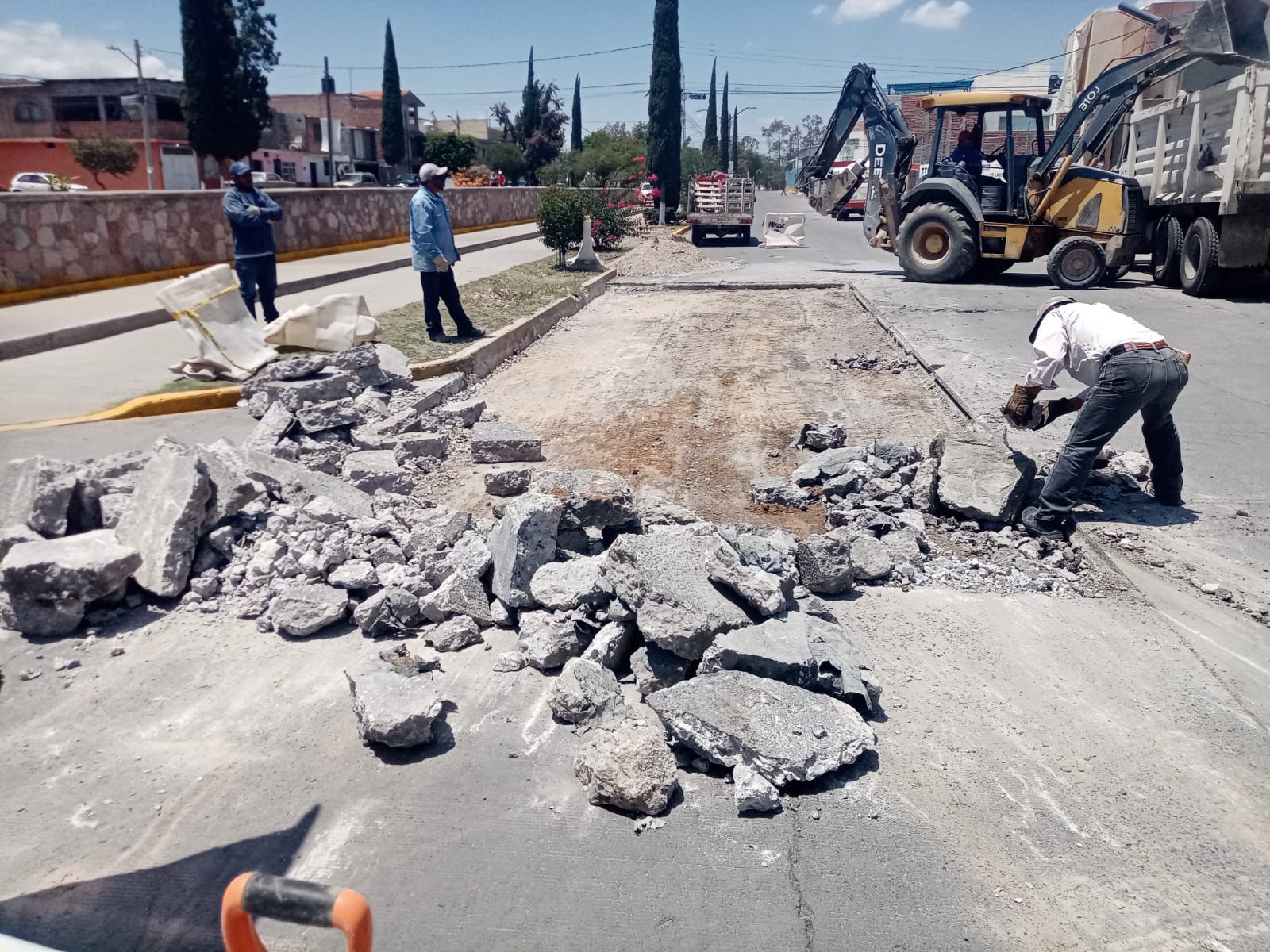 Ayuntamiento de SLP informa: se realizan acciones de bacheo en diversas calles de la ciudad; se invita a conducir con precaución