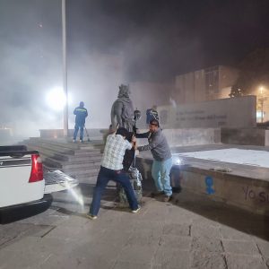 Se retira escultura de San Luis Rey de Francia de Plaza de Los Fundadores