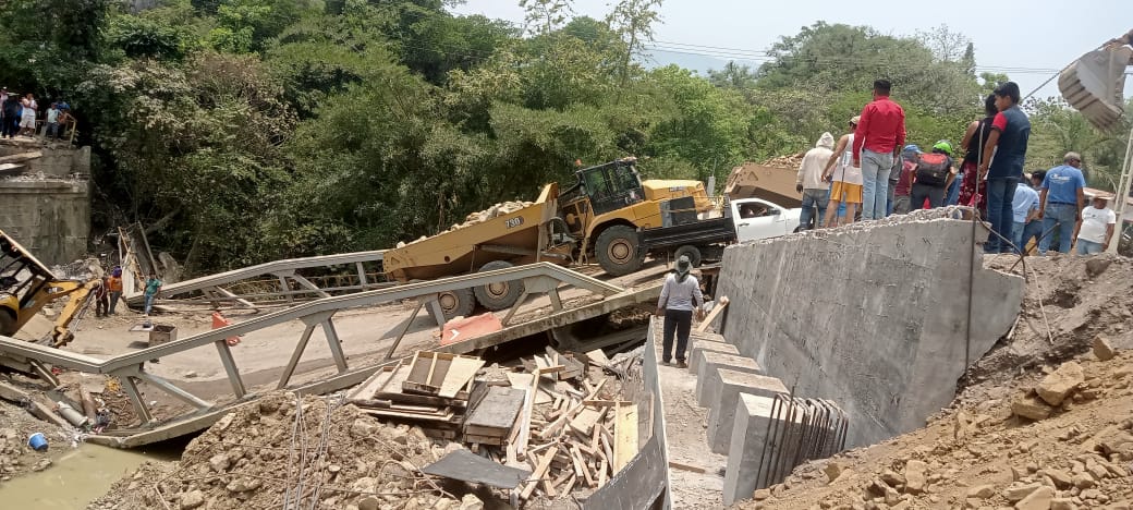 Accidente en puente de carretera Valles-Tamazunchale deja 3 heridos