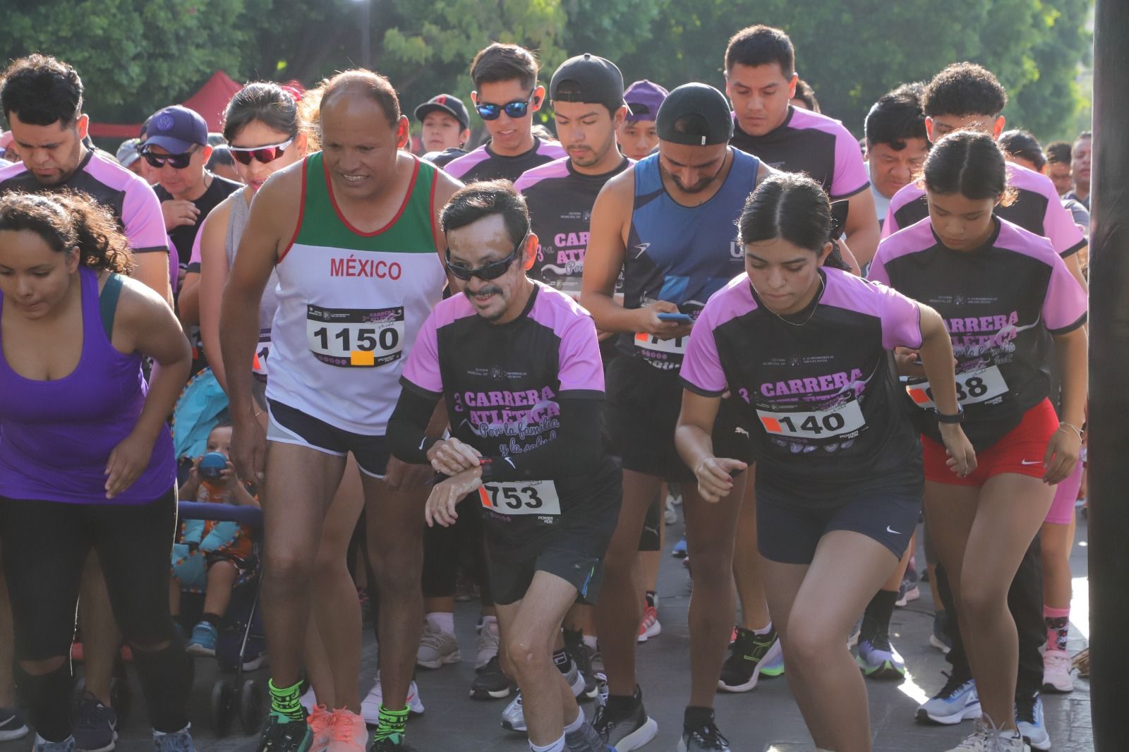 Más de mil 500 participantes en la carrera atlética por la familia y la salud