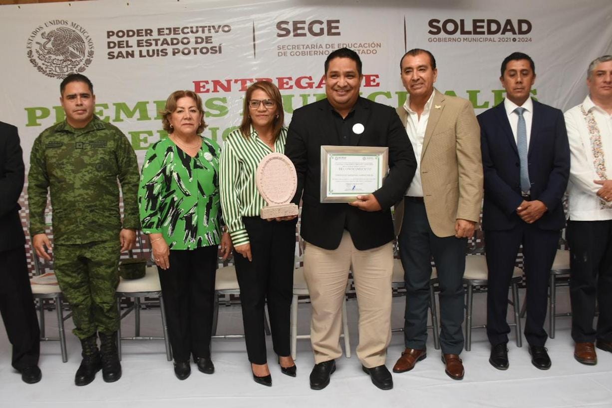 Gobierno de Soledad reconoce labor docente con entrega del premio municipal de educación