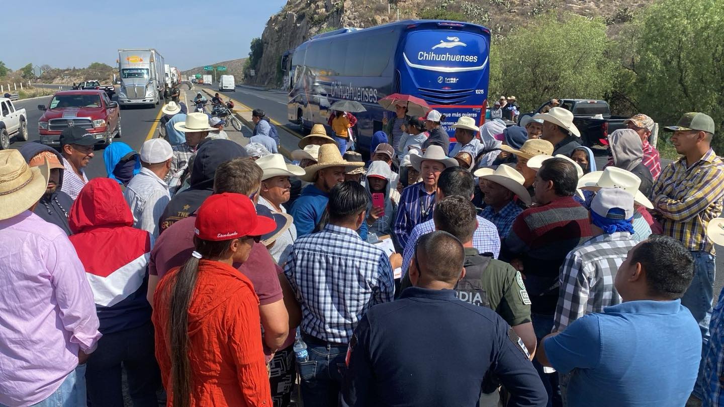 ¡Hartos de la falta de agua! Habitantes de Mexquitic bloquean carretera a Zacatecas